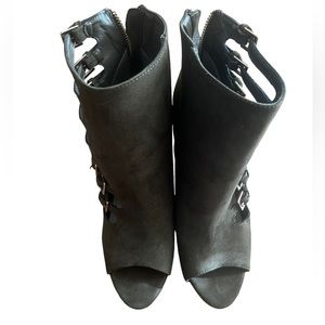 Shoe dazzle olive Christy bootie size 9US only worn once.